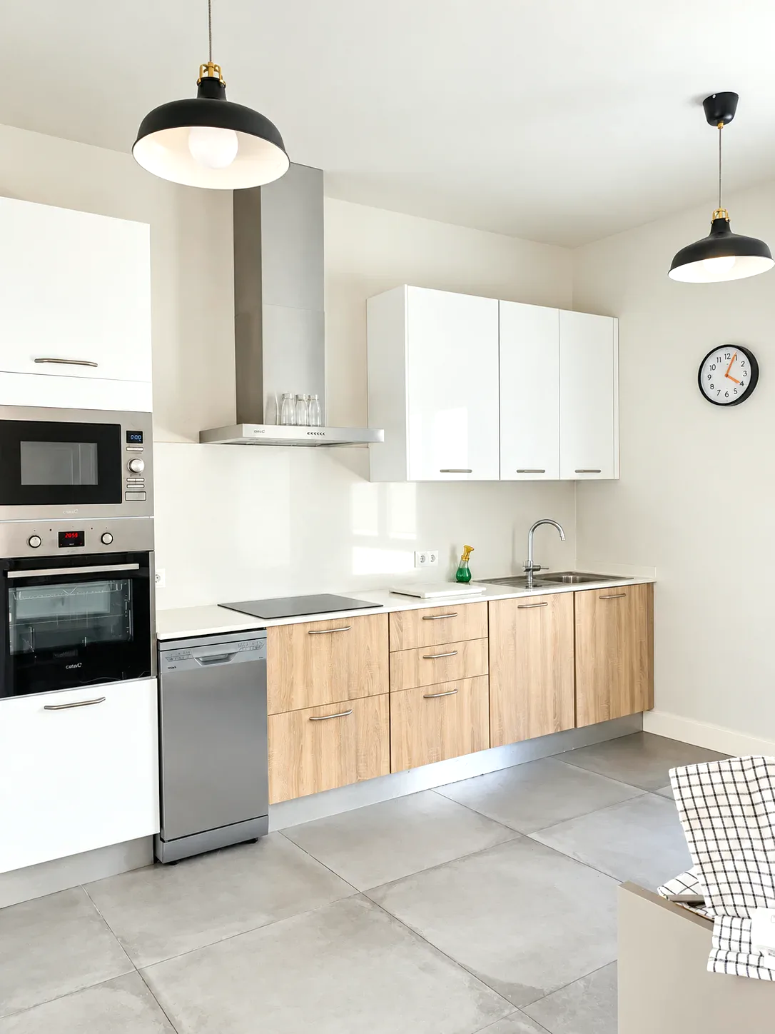 Cucina con rubinetto dell'acqua potabile