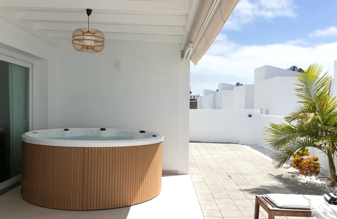 Ground-floor terrace with jacuzzi